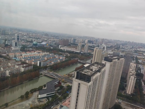 弄堂东边洪二爺：

1.“温碧霞”是知名港台影视明星，但她的姓名不能用上海话直接读出来，就是上海人读她的姓名也直接用普通话，其中原因只有上海人自己懂；

2.很多人喜欢做服务行业多于制造业的原因是由于前者有“摇涨”（小费）；后者大多是枯燥的打螺丝；

3.形容一个人出手慷慨大方，用上海话来说“挺张”或“挺分”；

4.朋友见面，一碰头会说“番斯”蛮好，这个“番斯是英语“Face