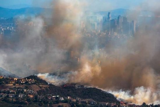 美国加州山火肆虐,多位好莱坞明星豪宅被毁