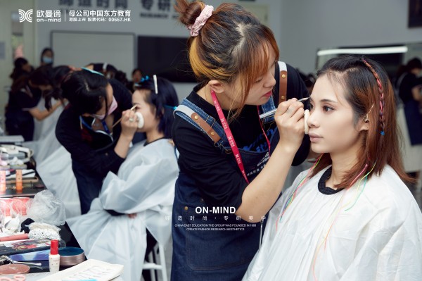 美妆新手:学化妆的基本技巧有哪些