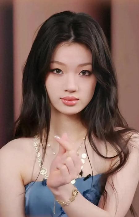 单依纯跨界美妆界，沈月颜值猛升，网友：化的妆好美！神来之手