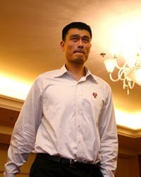 丁俊晖父子助阵姚明慈善晚宴 15万拍出台球套餐