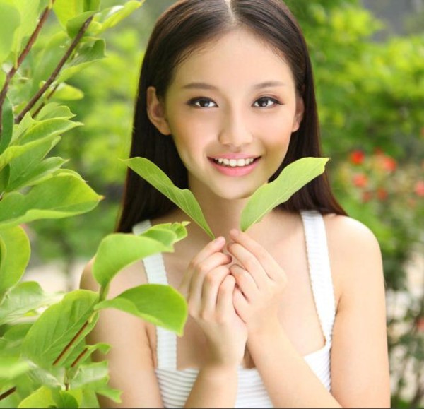 她15岁被评为最美新面孔，如今18岁与赵丽颖搭戏，获最佳女演员奖