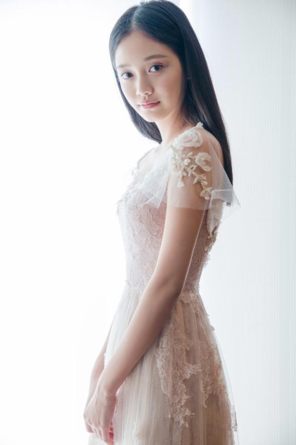 她15岁被评为最美新面孔，如今18岁与赵丽颖搭戏，获最佳女演员奖