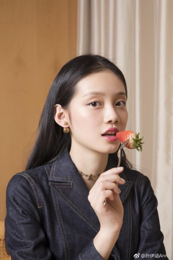 她15岁被评为最美新面孔，如今18岁与赵丽颖搭戏，获最佳女演员奖