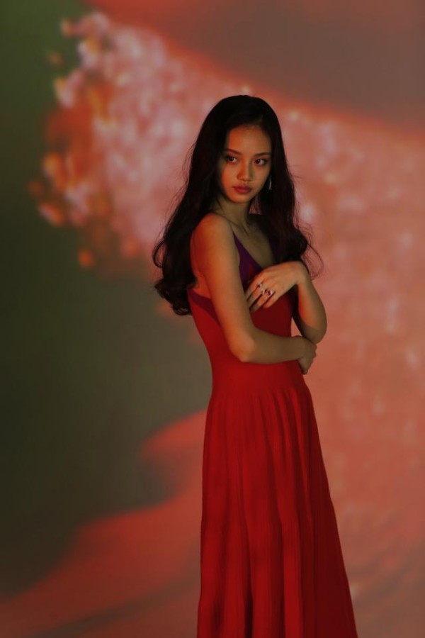 她15岁被评为最美新面孔，如今18岁与赵丽颖搭戏，获最佳女演员奖