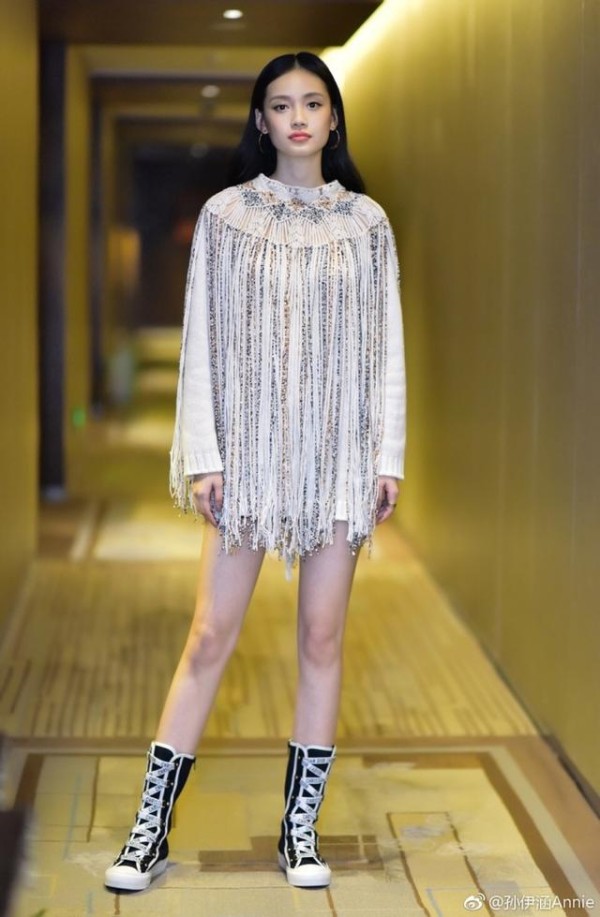 她15岁被评为最美新面孔，如今18岁与赵丽颖搭戏，获最佳女演员奖