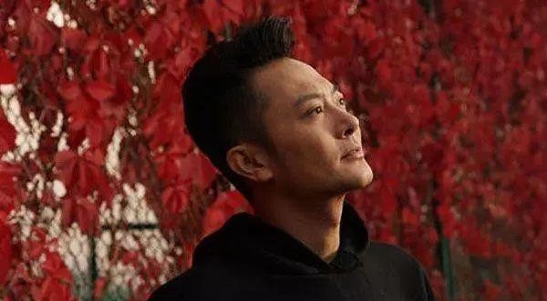 他曾经比黄晓明还火,被称为一线小生,却被两个女人毁了半生