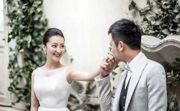 他曾经比黄晓明还火,被称为一线小生,却被两个女人毁了半生