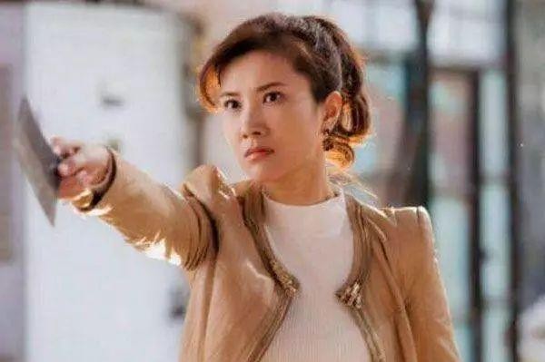 他曾经比黄晓明还火,被称为一线小生,却被两个女人毁了半生