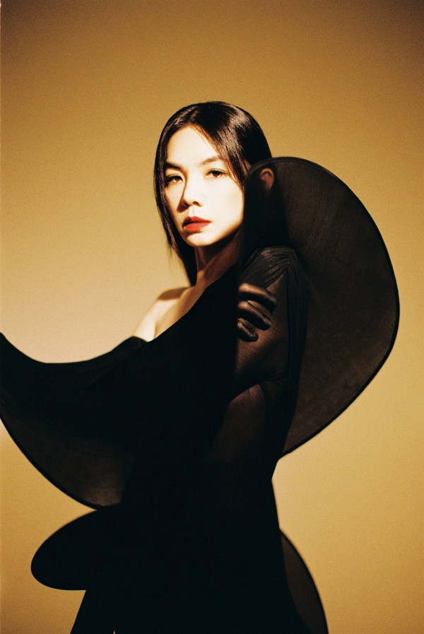 Ella陈嘉桦首次个人巡演官宣引热议 超50组明星打call出主意看点超多