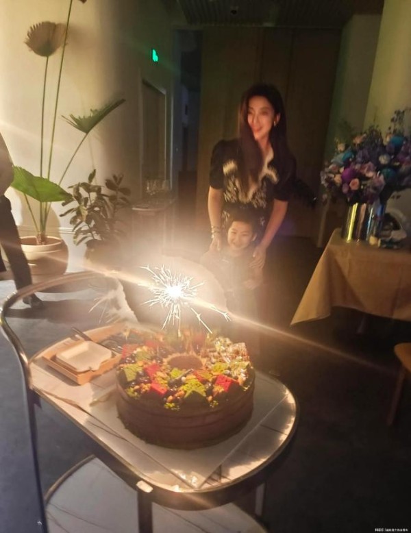 朱珠庆生全家福曝光，刘亦菲出席生日宴