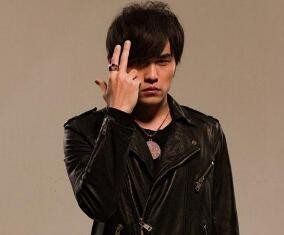 同为一天生日，一位发布新歌，一位却被徒弟排挤