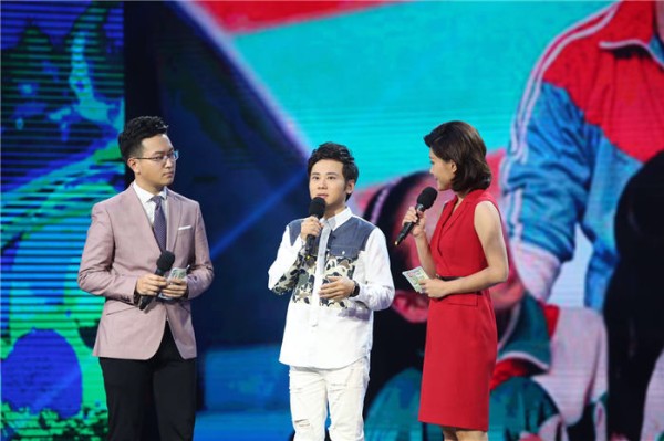 双声霄磊持之以恒致力公益事业 为励志学子送生日惊喜 众人泪洒现场