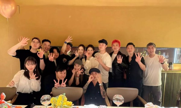 白太阳：陈赫生日聚会星光熠熠，邓超陈小春李小璐惊喜现身 2023年10月9日，演员陈赫迎来自己的39岁生日，他与妻子张子萱在上海举办了一场温馨的生日派对，邀请了众多圈内好友前来庆祝。令人惊喜的是，除了陈赫的圈内好友，邓超、陈小春、李小璐等明星也现身派对，让这场生日聚会星光熠熠，热闹非凡。 据悉，当天晚上，陈赫与妻子张子萱一同现身派对现场，两人脸上洋溢着幸福的笑容，尽显甜蜜。派对现场布置得温馨浪...