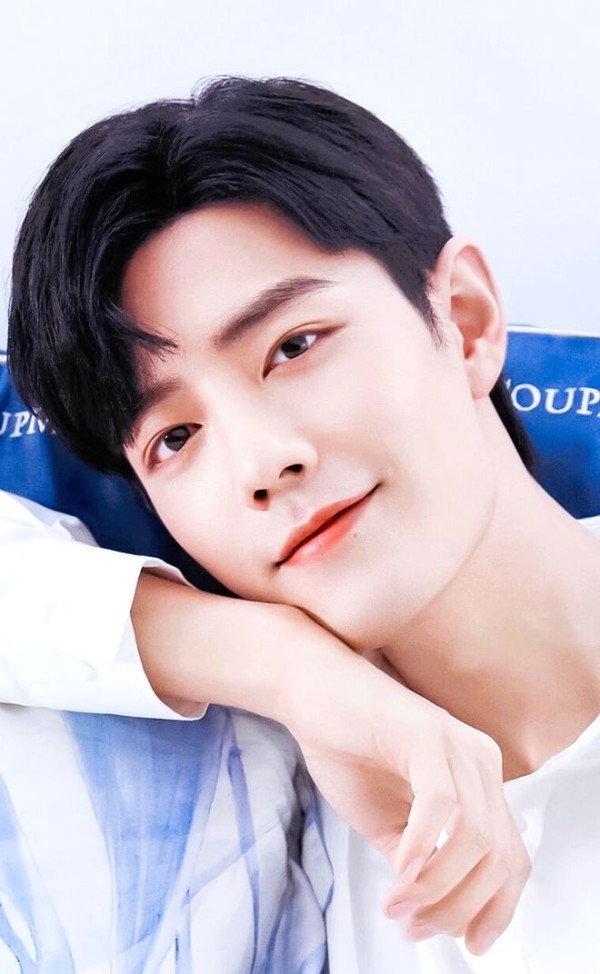 肖战晒生日居家照！米白针织衫显温柔，新剧引猜测