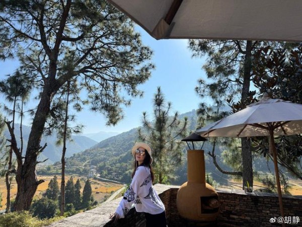 47岁胡静时隔九年在不丹庆生！扎双马尾似少女，老公拍切蛋糕好美