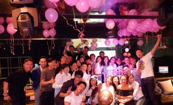 佘诗曼晒生日照片 43岁依旧少女模样众星云集显好人缘