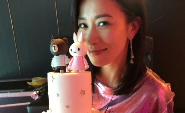 佘诗曼晒生日照片 43岁依旧少女模样众星云集显好人缘