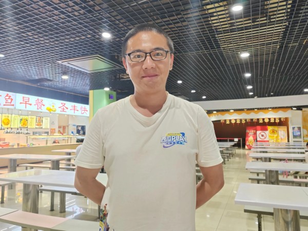 向日葵小胖胖：我男朋友说佟丽娅和他讲过话，千真万确！
        哎呀妈呀！佟丽娅可是个大明星啊！人长的也漂亮，居然能和我男朋友说话，我男朋友是三生有幸，艳福不浅啊！
        我男朋友在中国的好莱坞横店演艺圈摸爬滚打多年。今天我们俩聊天我就说，某某大明星和自己的粉丝互动了，和粉丝面对面的交流合影了怎么样的，男朋友听了就不屑一顾的说，有什么了不起的，不就是和大明星见个面吗？好像谁没见过是...