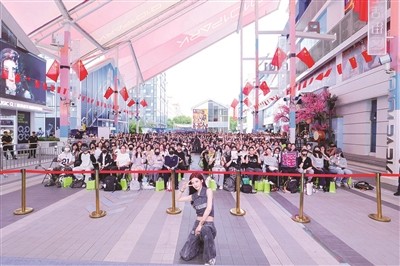 “太值了!” 有粉丝专程从上海赶来见偶像