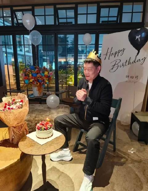 邱贻可庆生获妻女及孙颖莎蒯曼祝福，小豌豆搂莎莎合影表情夸张