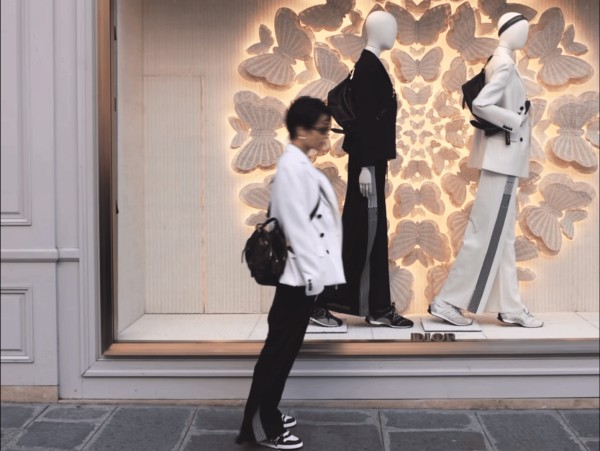 时尚圈的高光时刻！刘雨昕、周也、李昀锐三位风格各异的明星现身