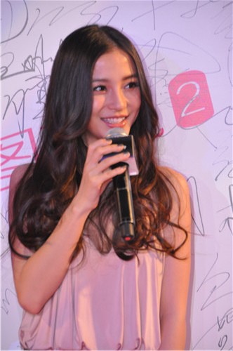 众星捧场“美图之夜” 盘点红毯明星造型【8】