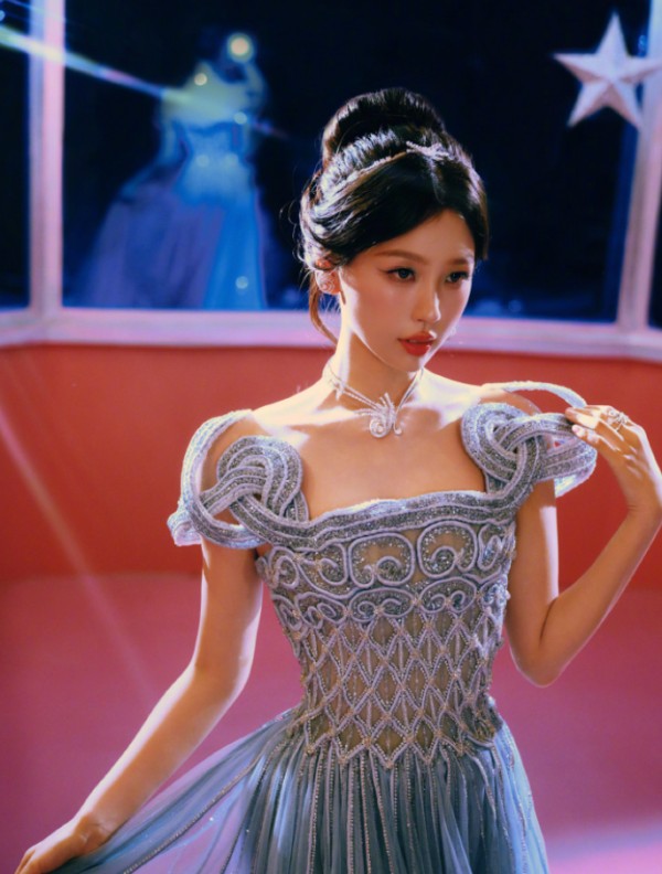 水蓝纱裙惊艳全场！2025 W盛典女星红毯造型大解析，虞书欣辛德瑞拉风登顶热搜