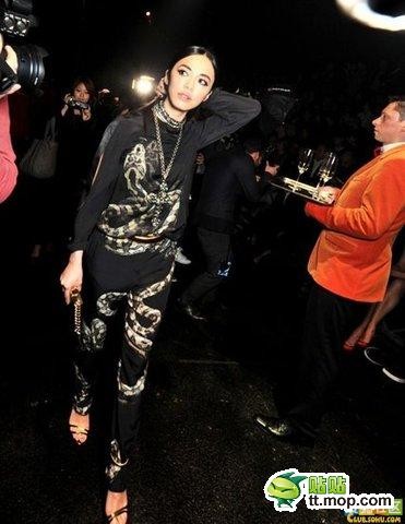 《武林外传》里面的小郭，《潜伏》里面的翠平，虽然不性感，但却一点也没有影响在观众心中的地位。单是微博大王就可以看 出她受欢迎的程度。