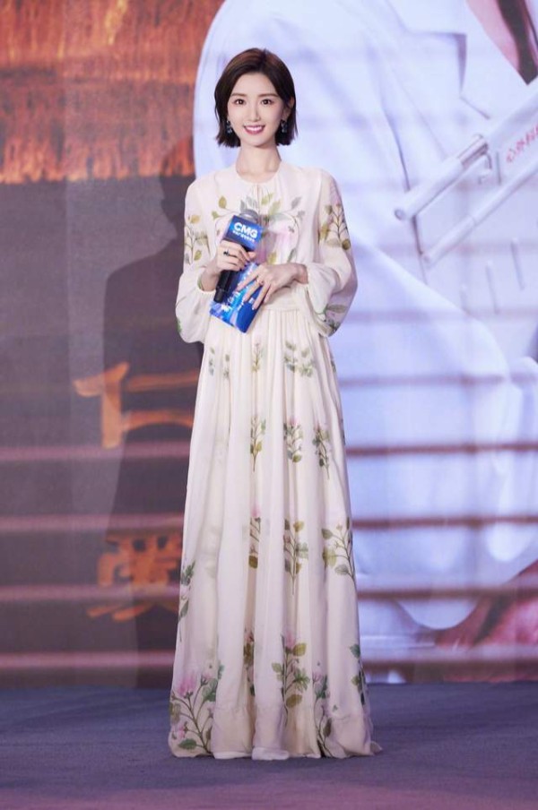 毛晓彤身着白色花朵长裙亮相片单发布，主演两部电视剧明年将播出