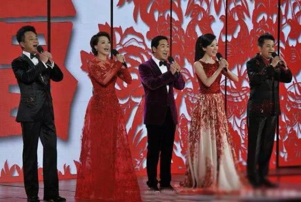 流量明星靠春晚转型？杨洋被夸3年李易峰屡演正剧，她跨界成主持