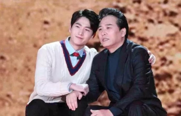 流量明星靠春晚转型？杨洋被夸3年李易峰屡演正剧，她跨界成主持