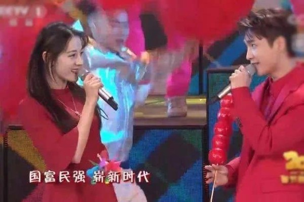 流量明星靠春晚转型？杨洋被夸3年李易峰屡演正剧，她跨界成主持