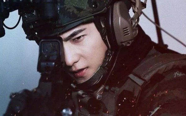 流量明星靠春晚转型？杨洋被夸3年李易峰屡演正剧，她跨界成主持