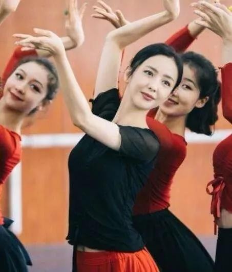 流量明星靠春晚转型？杨洋被夸3年李易峰屡演正剧，她跨界成主持