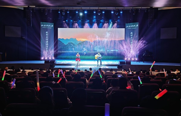 “山边的故事”莫海媚粤语金曲慈善音乐会在兴义举行(图1)