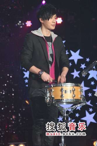 乔任梁表演苏格兰花式鼓