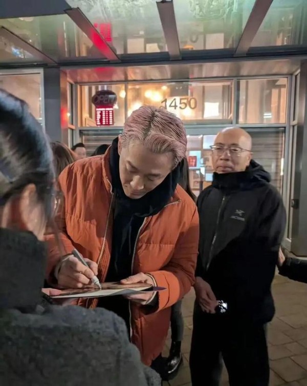 林峯演唱会后与众人合照画面曝光，完全没有明星的架子