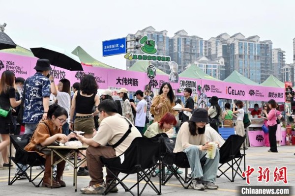 图为民众“打卡”特色美食集市。刘妍伶 摄