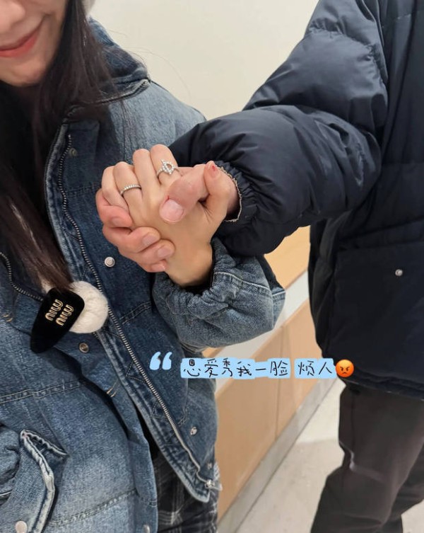 夫妻俩牵手秀恩爱好甜蜜。