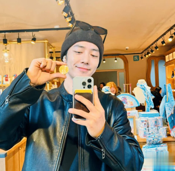 肖战专辑《我们》全球发行多地登顶,美区排名媲美Lady Gaga