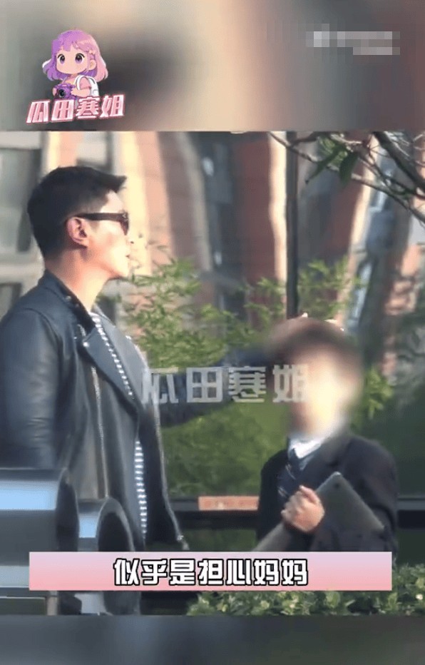 杜江陪霍思燕带娃就诊！手抚儿子头暖心安抚