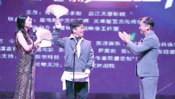 王宝强从草根到传奇：奋斗、友谊与坚持的力量