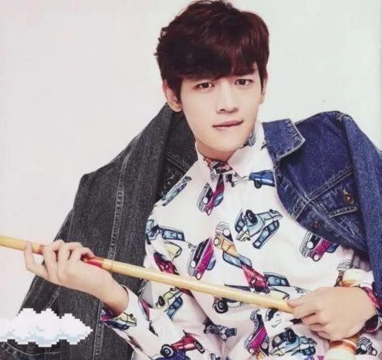 明星们的闪耀之路:从平凡到星探发掘的非凡时刻