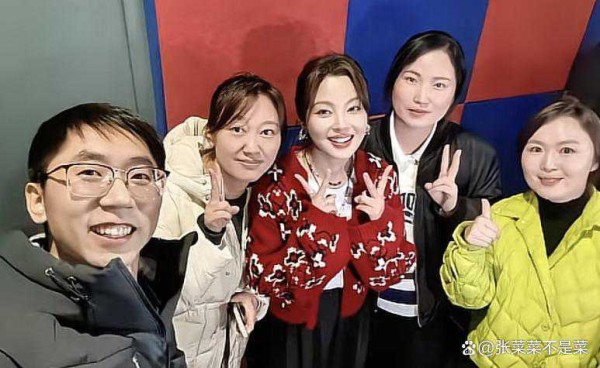 “国际影后” 辛芷蕾回鹤岗参加同学会！全程无架子超亲和，接地气获网友点赞！