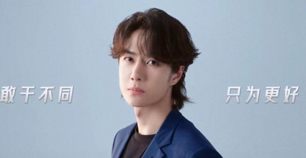 王一博的商务含金量显现，品牌方疑似联动发布四条高质量商业内容，引发业内关注和讨论