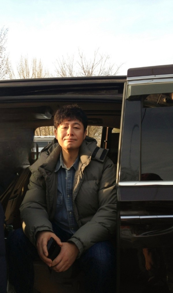 张颂文蹲路边吃煎饼，蹲姿接地气还帮阿姨揽客，这才是真影帝！