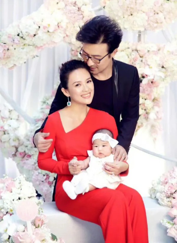 今日ll：汪峰章子怡官宣离婚，汪峰曾称，两人婚姻面对的质疑是“令人窒息的惊涛骇浪”
今日，汪峰和章子怡微博宣布离婚的消息引起了社交网络和娱乐圈的广泛关注。这对曾经被誉为“最美夫妻”的明星组合，如今却走到了分手的地步，令人感到遗憾。

据悉，汪峰和章子怡于2015年10月举行了一场低调的婚礼，并在之后生下了女儿小苹果。然而，这段看似幸福美满的婚姻却在不到8年的时间里走到了尽头。两人通过官方微博发布声...