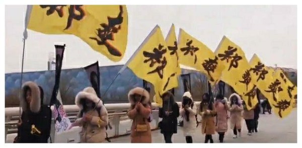 郑爽粉丝无脑追星，奇葩举动堪比恐怖片，武艺粉丝：小巫见大巫