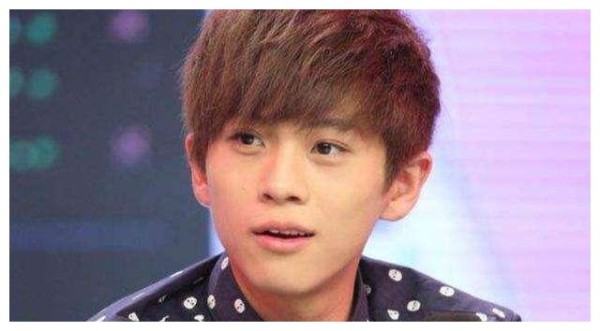 郑爽粉丝无脑追星，奇葩举动堪比恐怖片，武艺粉丝：小巫见大巫